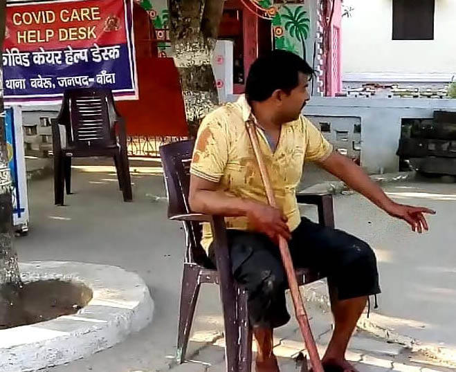 बांदा : बबेरू कोतवाली में आत्मसमर्पण के बाद बैठा पति किन्नर यादव। किन्नर यादव ने पत्नी का सिर काट? बांदा : बबेरू कोतवाली में आत्मसमर्पण के बाद बैठा पति किन्नर यादव। किन्नर यादव ने पत्नी का सिर काट?