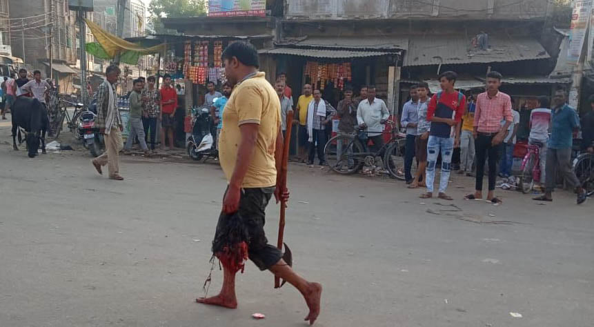 बांदा : एक हाथ में पत्नी का सिर और दूसरे हाथ में फरसा लेकर बबेरू कस्बे के बाजार से कोतवाली जाता पति ? बांदा : एक हाथ में पत्नी का सिर और दूसरे हाथ में फरसा लेकर बबेरू कस्बे के बाजार से कोतवाली जाता पति ?
