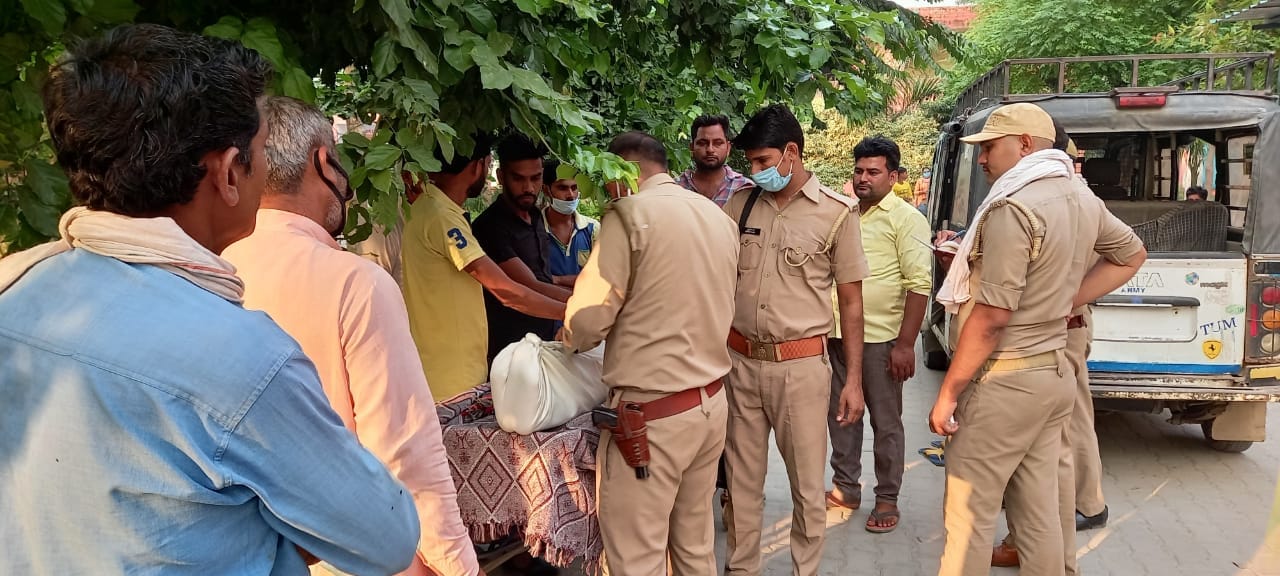 सहारनपुर: नकुड़ में युवक की हत्या के बाद शव का पंचनामा भरती पुलिस सहारनपुर: नकुड़ में युवक की हत्या के बाद शव का पंचनामा भरती पुलिस