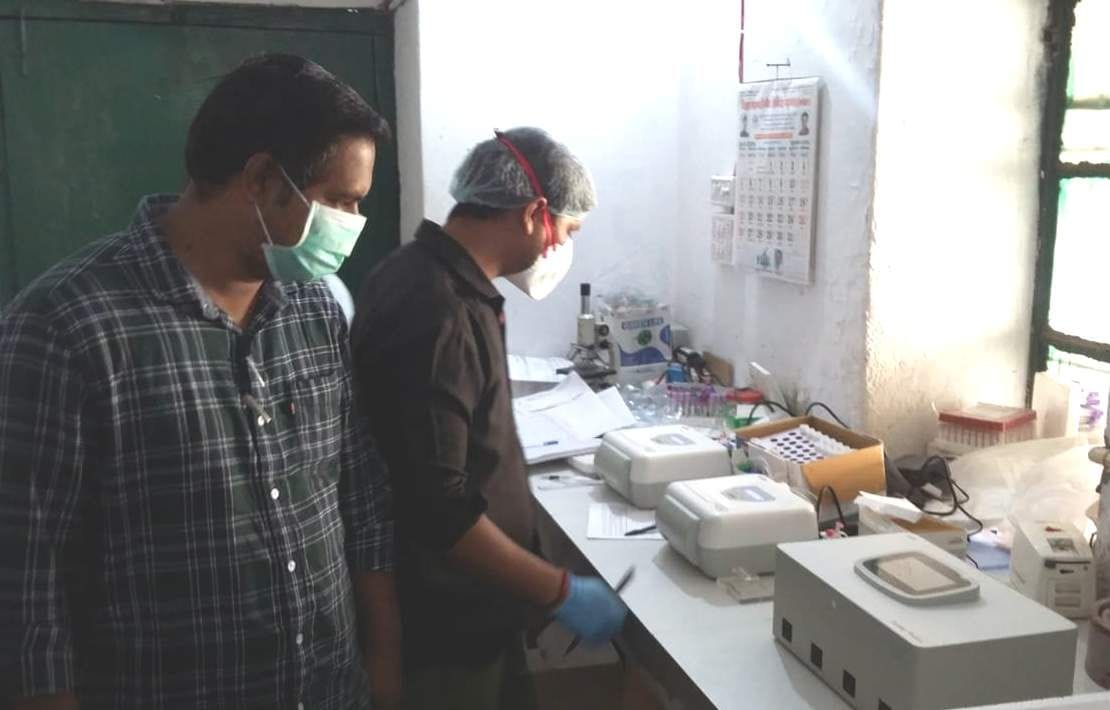  राजकीय एलोपैथिक चिकित्सालय लक्ष्मणझूला में कोविड-19 सैंपल जांच के लिए लगी ट्रयूनट मशीन।