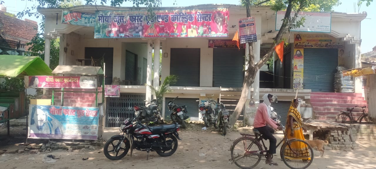 पवई बाजार में भाजपा नेता की हत्या के विरोध में बंद बाजार।