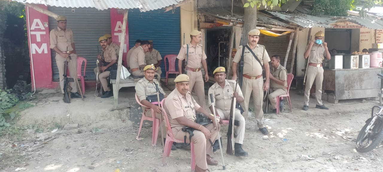 पवई बाजार में भाजपा नेता की हत्या को लेकर तैनात फोर्स।