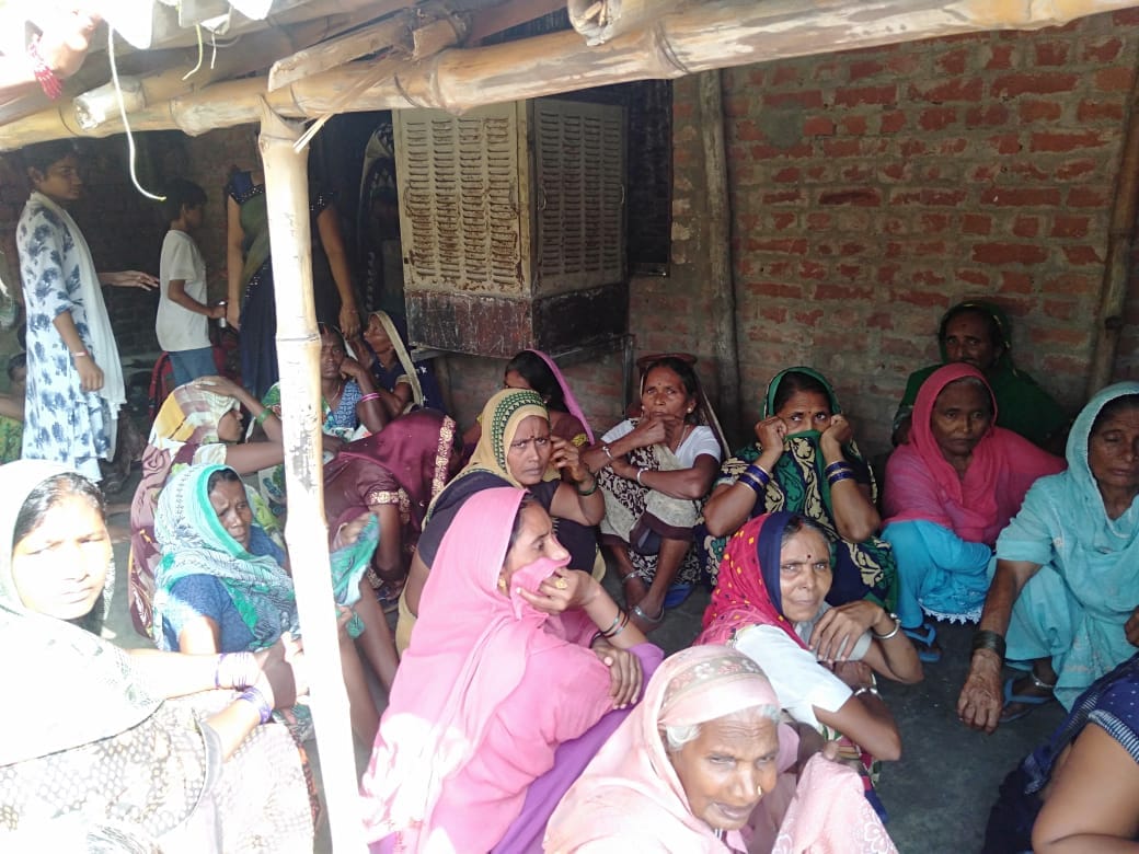 पवई के जल्दीपुर में भाजपा मंडल उपाध्यक्ष की हत्या के बाद रोते-बिलखते परिजन।