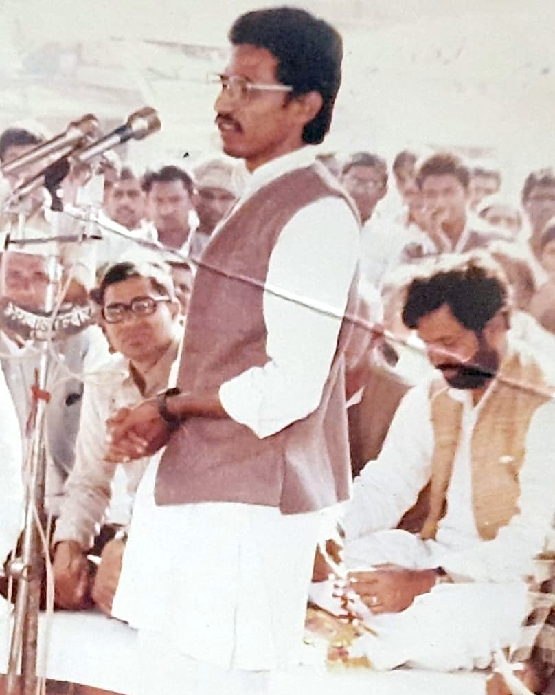 हल्दौर में 1985 में चुनावी सभा के दौरान मंच पर बैठे रामविलास पासवान।