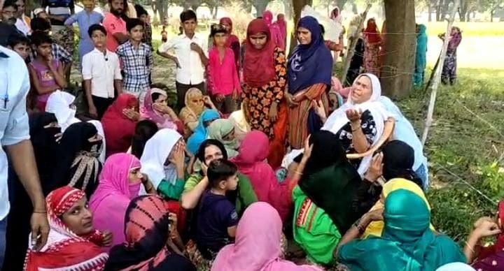 लालगंज कोतवाली के तेजगढ बरिस्ता में किसान की हत्या के बाद बिलखते परिजन। लालगंज कोतवाली के तेजगढ बरिस्ता में किसान की हत्या के बाद बिलखते परिजन।