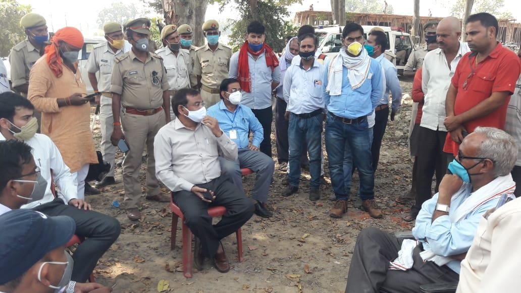 आसपुर देवसरा के सोनपुरा में वाराणसी लखनऊ राजमार्ग फोरलेन सड़क निर्माण के दौरान मौजूद अधिकारी। आसपुर देवसरा के सोनपुरा में वाराणसी लखनऊ राजमार्ग फोरलेन सड़क निर्माण के दौरान मौजूद अधिकारी।