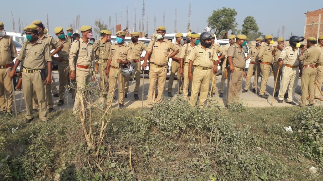 आसपुर देवसरा के सोनपुरा में वाराणसी लखनऊ राजमार्ग फोरलेन सड़क निर्माण के दौरान तैनात पीएसी। आसपुर देवसरा के सोनपुरा में वाराणसी लखनऊ राजमार्ग फोरलेन सड़क निर्माण के दौरान तैनात पीएसी।