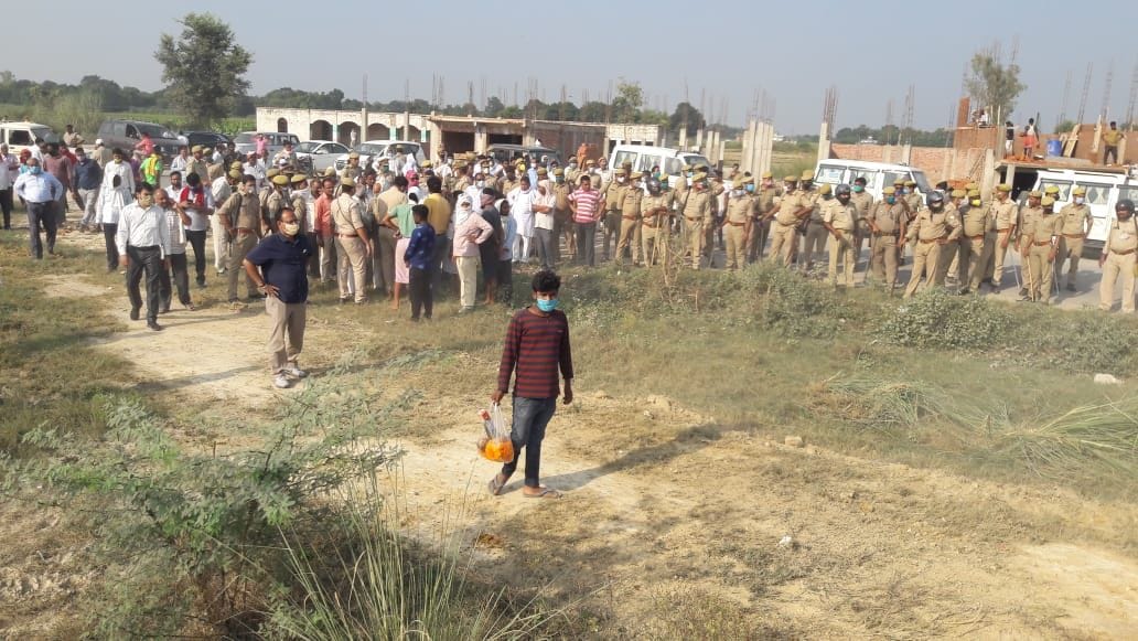आसपुर देवसरा के सोनपुरा में वाराणसी लखनऊ राजमार्ग फोरलेन सड़क निर्माण के दौरान तैनात जुटी भीड़। आसपुर देवसरा के सोनपुरा में वाराणसी लखनऊ राजमार्ग फोरलेन सड़क निर्माण के दौरान तैनात जुटी भीड़।