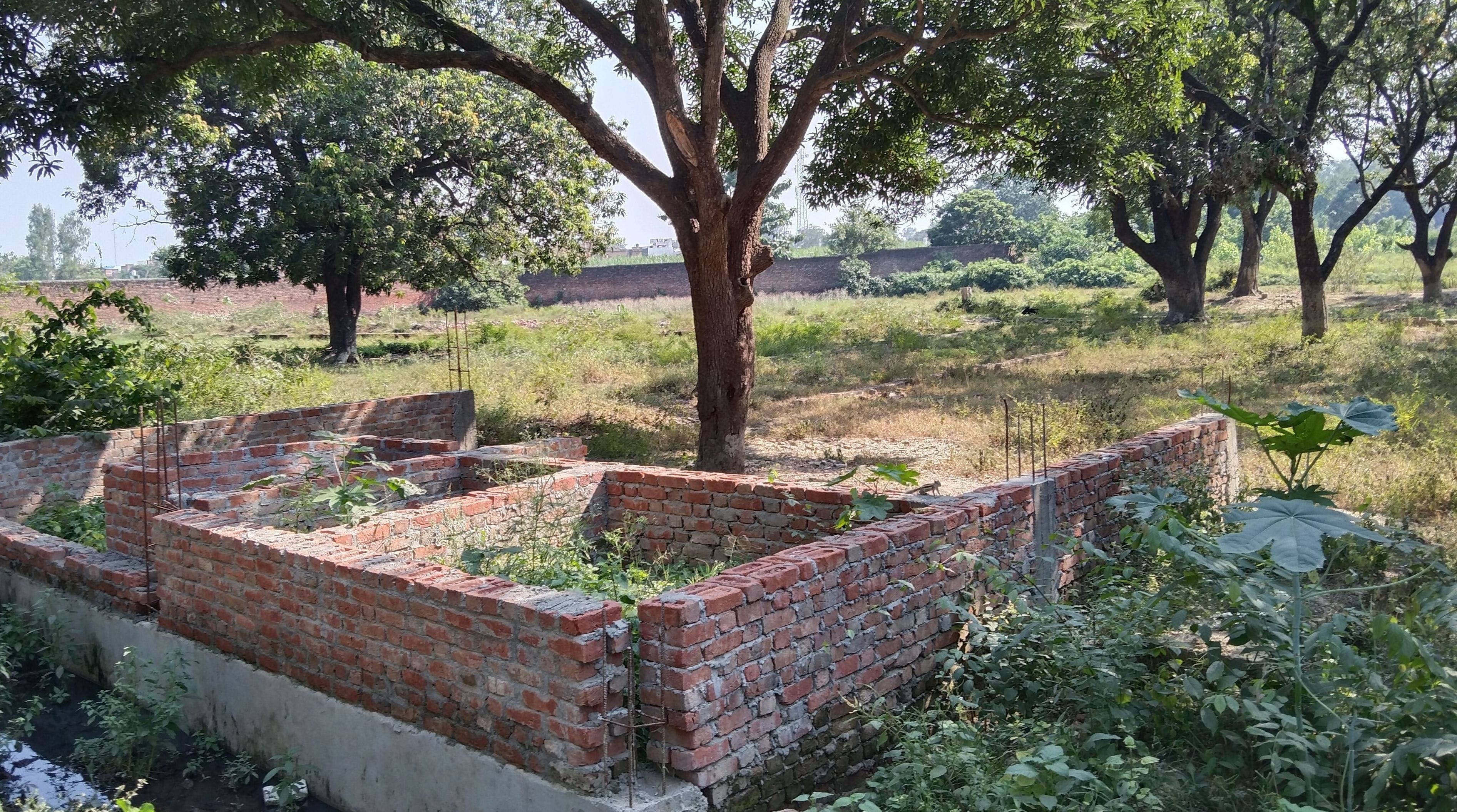 शहर के ब्रहमचारी घाट पर की जा रही प्लाटिंग। शहर के ब्रहमचारी घाट पर की जा रही प्लाटिंग।