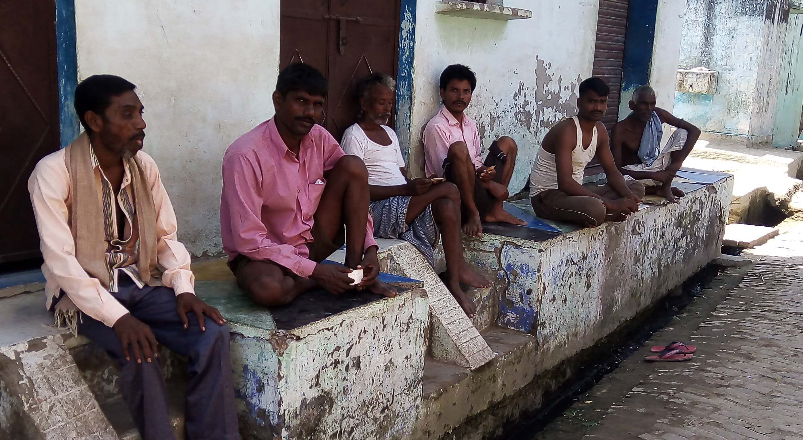 बीसलपुर के गांव में एक चबूतरे पर बैठे लोग कर रहे घटना की चर्चा। बीसलपुर के गांव में एक चबूतरे पर बैठे लोग कर रहे घटना की चर्चा।