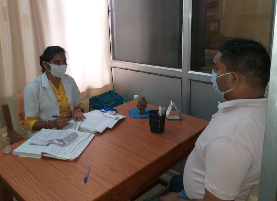 जिला अस्पताल में मानसिक रोगी की काउंसलिंग करती मनोचिकित्सक। जिला अस्पताल में मानसिक रोगी की काउंसलिंग करती मनोचिकित्सक।