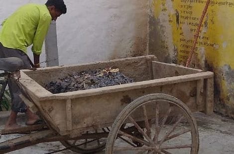 कांधला क्षेत्र के गांव गुज्जरपुर में सफाई अभियान चलाता कर्मचारी