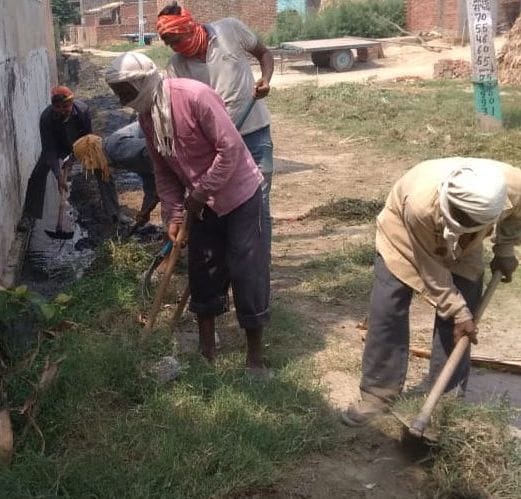 ऊन क्षेत्र के गांव जिजौला  में सफाई करते ग्रामीण