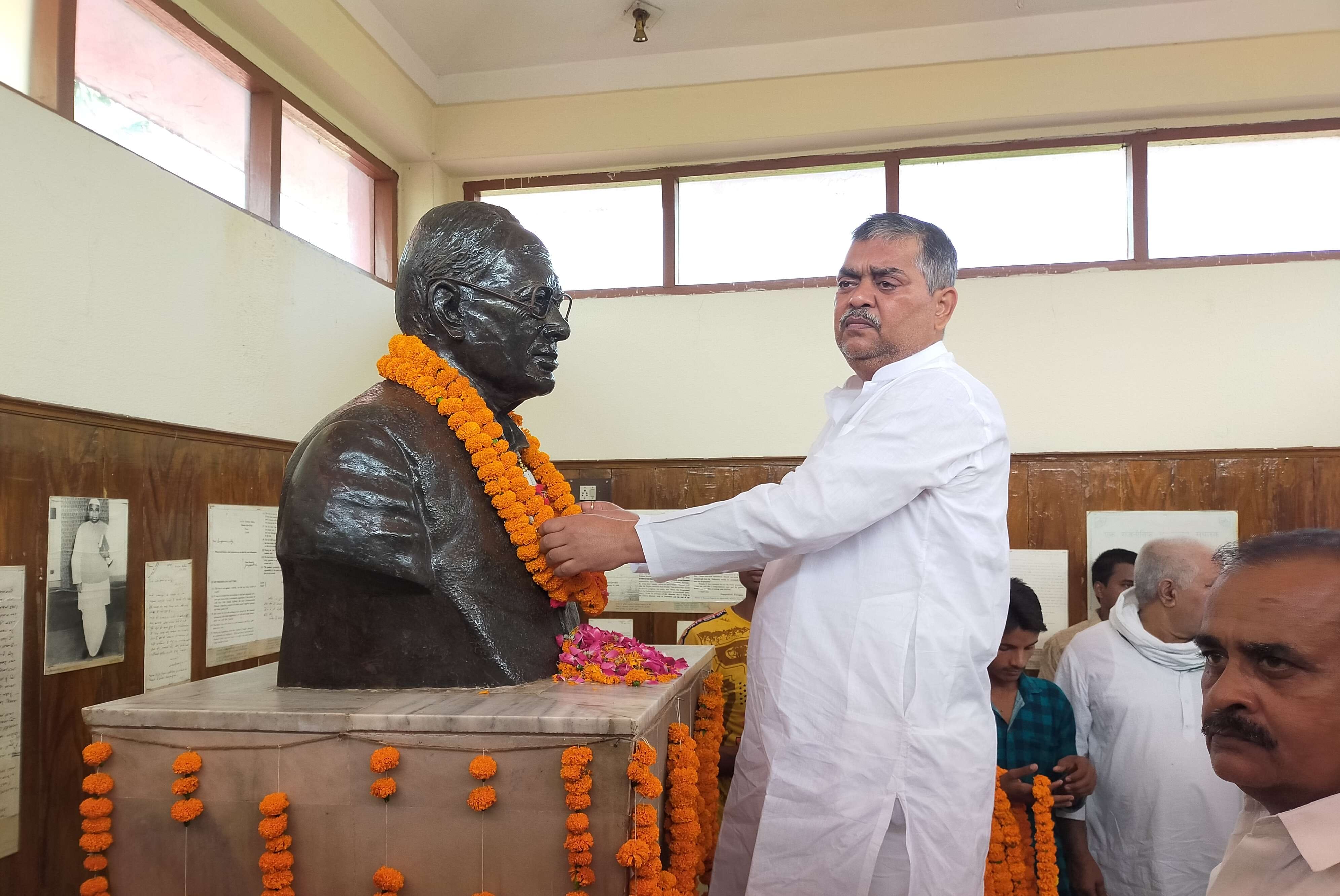 जप्रकाश नारायण के 118 वीं जयंती पर जयप्रकाश नगर में स्थित जेपी ट्रष्ट परिसर स्थित जेपी के प्रतिमा प जप्रकाश नारायण के 118 वीं जयंती पर जयप्रकाश नगर में स्थित जेपी ट्रष्ट परिसर स्थित जेपी के प्रतिमा प