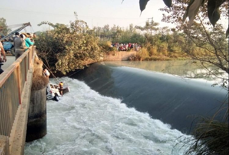 Big Road Accident In Bijnor Government Car Fell In Canal, Three Including  Tehsildar Died - बिजनौर में बड़ा सड़क हादसा, नहर में गिरी सरकारी गाड़ी, तहसीलदार  समेत तीन की मौत - Amar