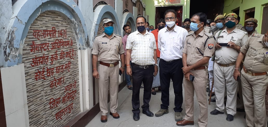 गैंगस्टर के आरोपी फूलमियां के बड़जियाउलहक स्थित मकान पर कुर्की की कार्रवाई करते अधिकारी