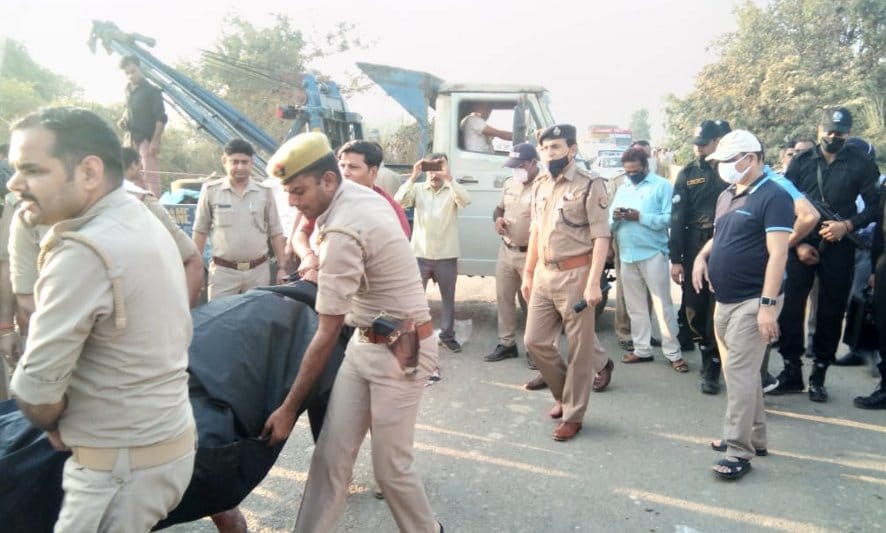 नजीबाबाद में डीएम और एसपी की मौजूदगी में चालक का शव ले जाते पुलिसकर्मी। नजीबाबाद में डीएम और एसपी की मौजूदगी में चालक का शव ले जाते पुलिसकर्मी।