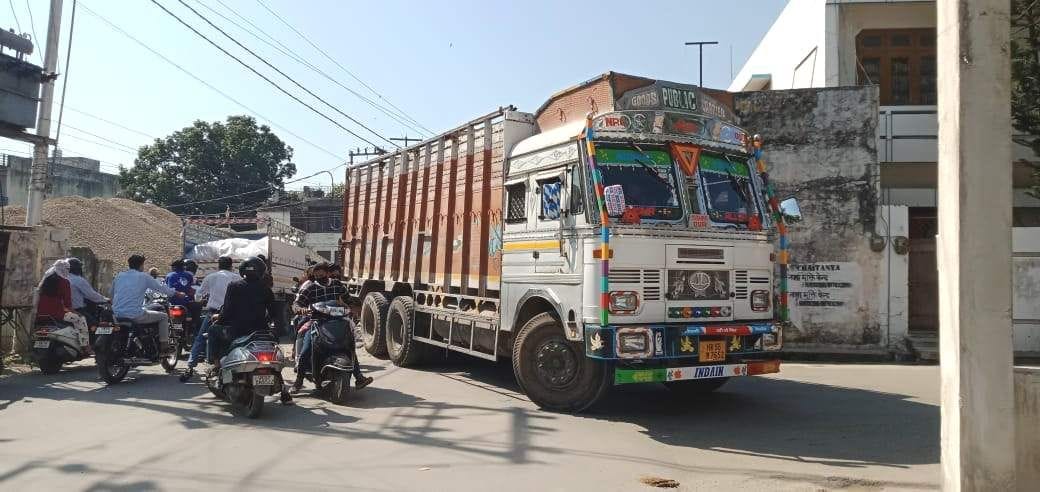 नो एंट्री जोन में इस तरह चल रहे है भारी वाहन। नो एंट्री जोन में इस तरह चल रहे है भारी वाहन।