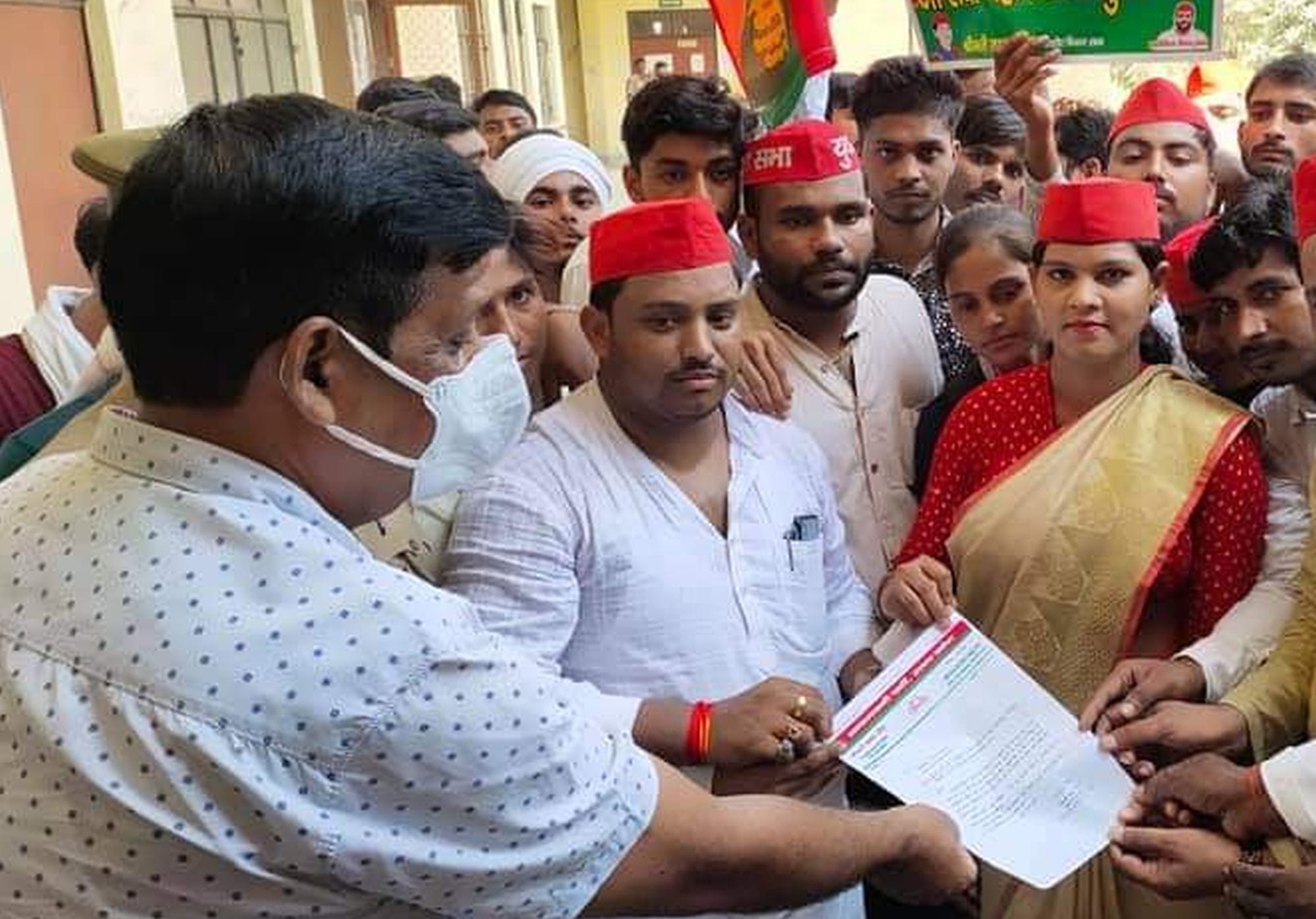 एसडीएम को ज्ञापन सौंपते सपाई। एसडीएम को ज्ञापन सौंपते सपाई।