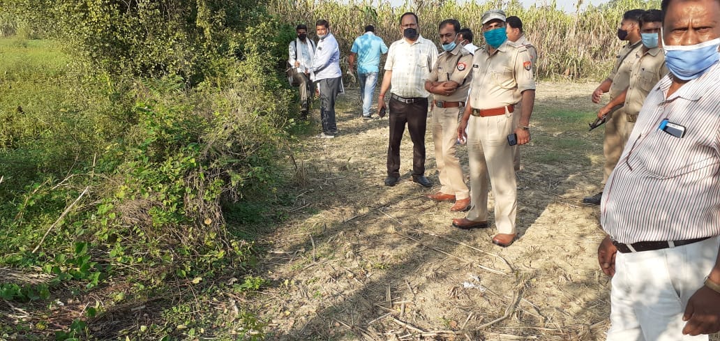 कुटी रोड  स्थित फूलमियां की जमीन को कुर्क करते अधिकारी