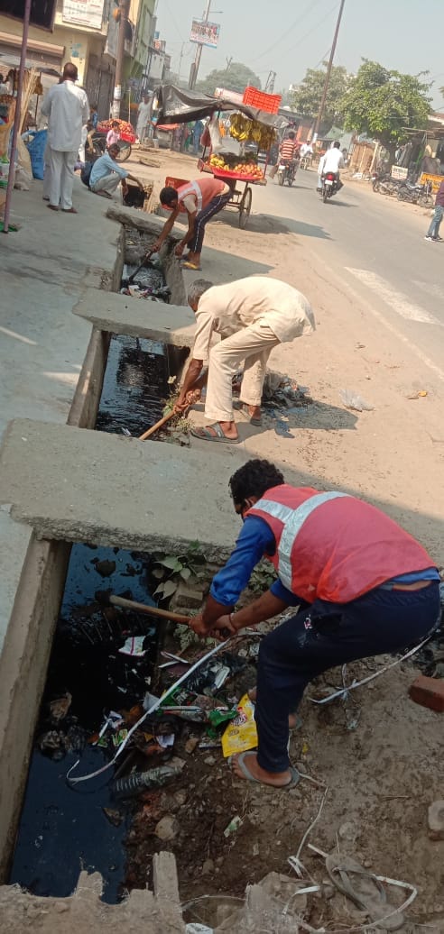 नानौता में नालो की सफाई करते कर्मचारी नानौता में नालो की सफाई करते कर्मचारी