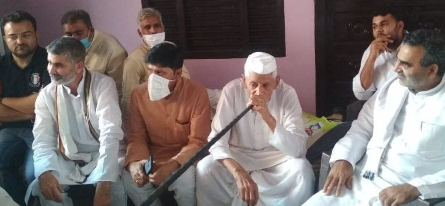 शामली क्षेत्र के गांव भैसवाल में बाबा सूरजमल से वार्ता करते केन्द्रीय राज्यमंत्री संजीव बालिया? शामली क्षेत्र के गांव भैसवाल में बाबा सूरजमल से वार्ता करते केन्द्रीय राज्यमंत्री संजीव बालिया?