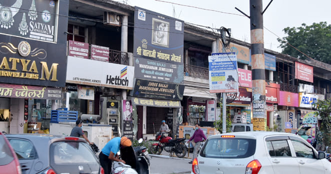 कोर्ट रोड़ स्थित ज्वैलर्स शौरूम कोर्ट रोड़ स्थित ज्वैलर्स शौरूम