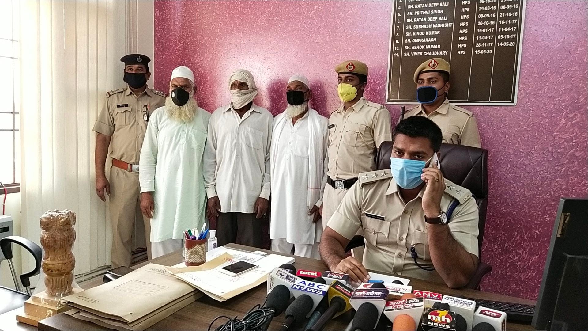 नूंह में 33 साल पुराने मामले में पकड़े गए आरोपी पुलिस की गिरफ्त में। नूंह में 33 साल पुराने मामले में पकड़े गए आरोपी पुलिस की गिरफ्त में।