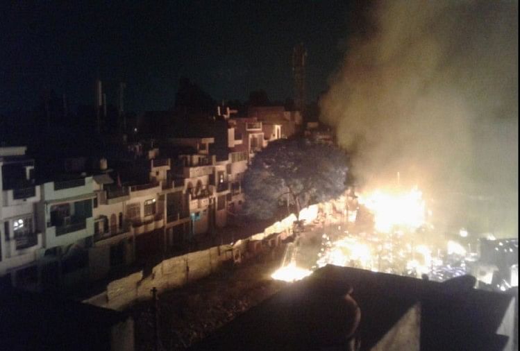 Heavy Fire In Aishbagh Dhobi Ghat Slum Of Lucknow Area Devastated By Blasts  - लखनऊः ऐशबाग धोबी घाट झुग्गी बस्ती में भीषण आग, धमाकों से दहला इलाका -  Amar Ujala Hindi News Live