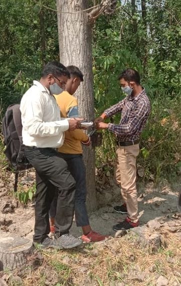 कब्रिस्तान में कैमरे लगाती डब्ल्यूटीआई की टीम।
