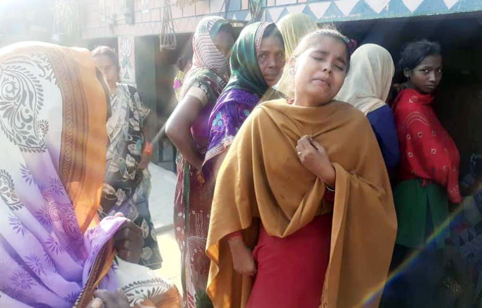 गदनियां में रोते-बिलखते मृतक के परिजन।