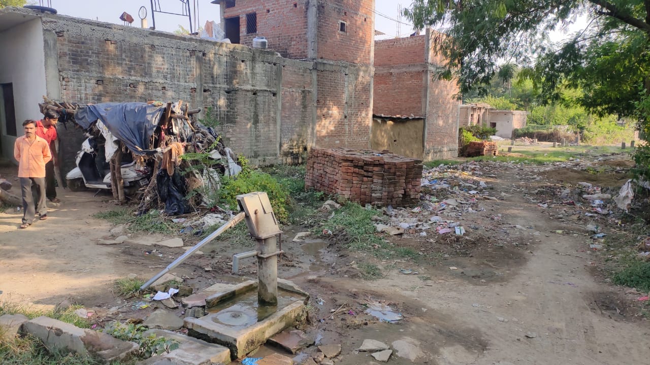 मोहल्ला पिसनारी की कालोनी में लगा कचरे का ढेर मोहल्ला पिसनारी की कालोनी में लगा कचरे का ढेर