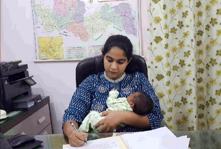 Modinagar Nagar Sdm Saumya Pandey Back To Work With Two Week Old Daughter Photos Goes Viral She Says Duty Also Important With Family - गोद में दो हफ्ते की बेटी लिए काम