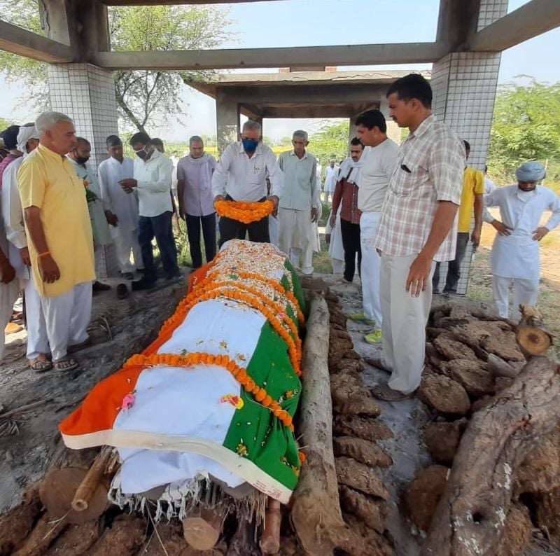 स्वतंत्रता सेनानी को पुष्पचक्र अर्पित कर श्रद्धांजलि देते अधिकारी। स्वतंत्रता सेनानी को पुष्पचक्र अर्पित कर श्रद्धांजलि देते अधिकारी।