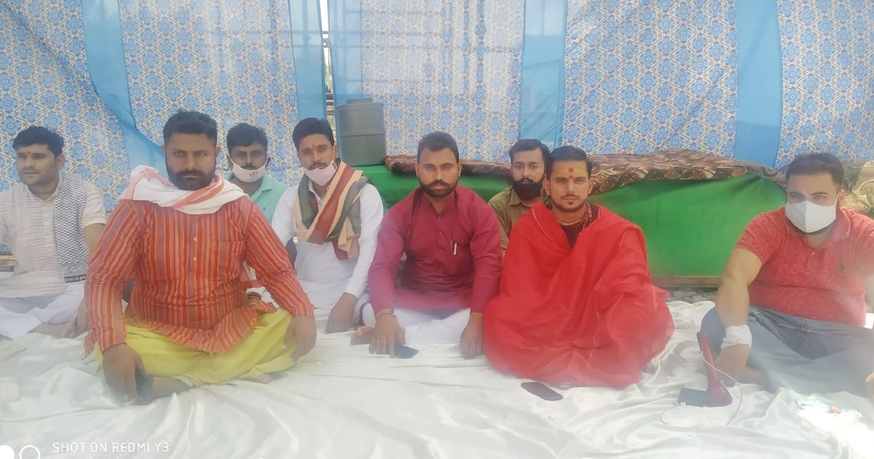 मंदिर गेट के अधूरे निर्माण कार्य के विरोध में भूख हडताल पर बैठे श्री महाकालेश्वर ज्ञान आश्रम के स