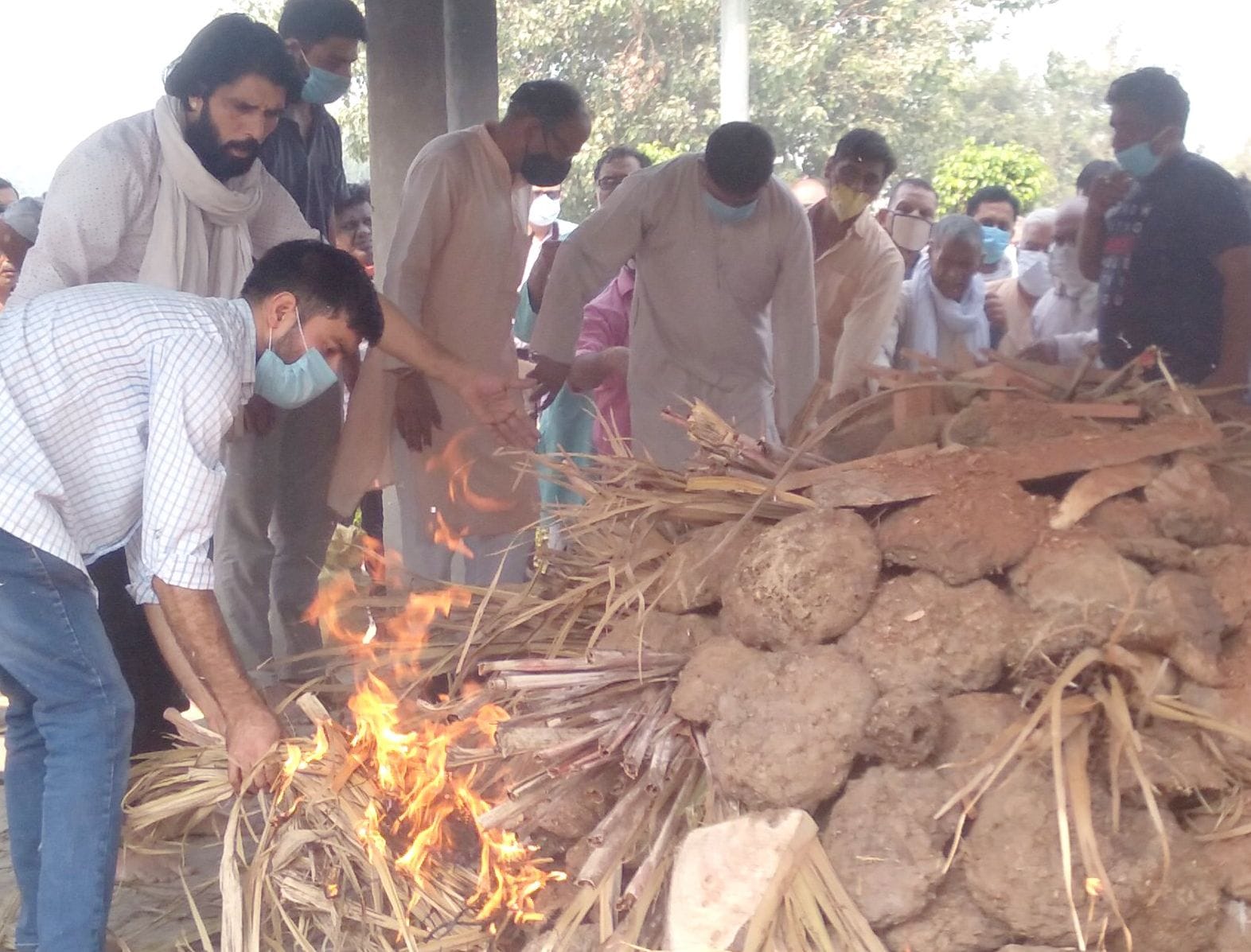 मुखाग्नि देते सीमेंट व्यापारी प्रदीप आत्रेय का बेटा मुखाग्नि देते सीमेंट व्यापारी प्रदीप आत्रेय का बेटा