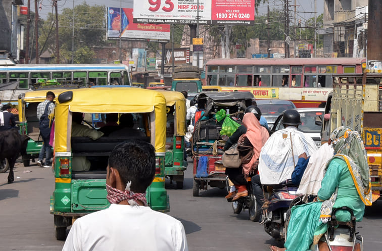 सहारनपुर कें अंबाला रोड़ बस अड़डे के अन्दर जाती बसे और जाम में फंसे लोग