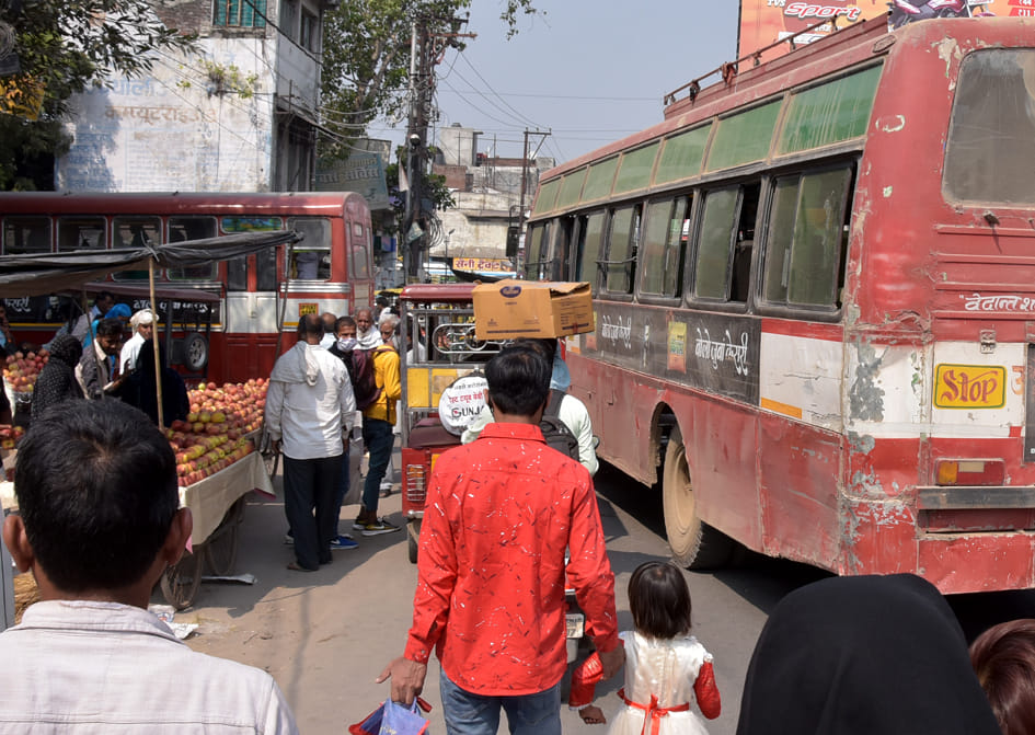 सहारनपुर कें अंबाला रोड़ बस अड़डे के अन्दर जाती बसे और जाम में फंसे लोग