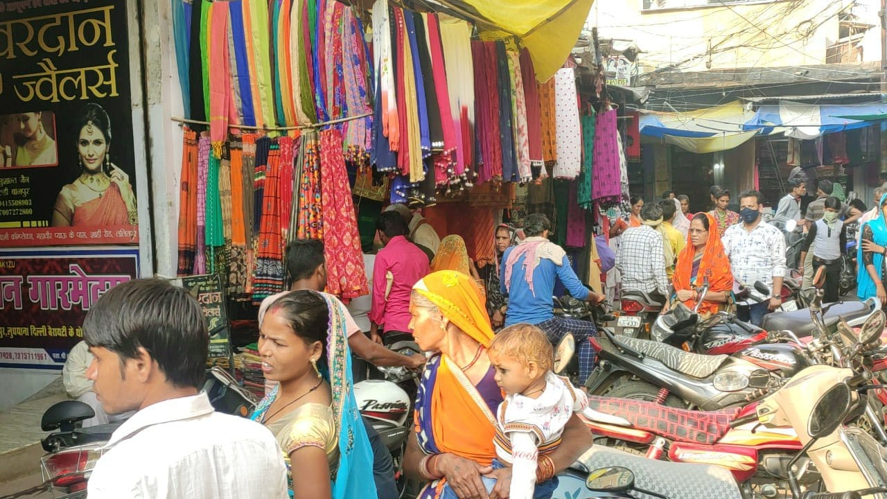 बाजार में लगी भीड़ बाजार में लगी भीड़