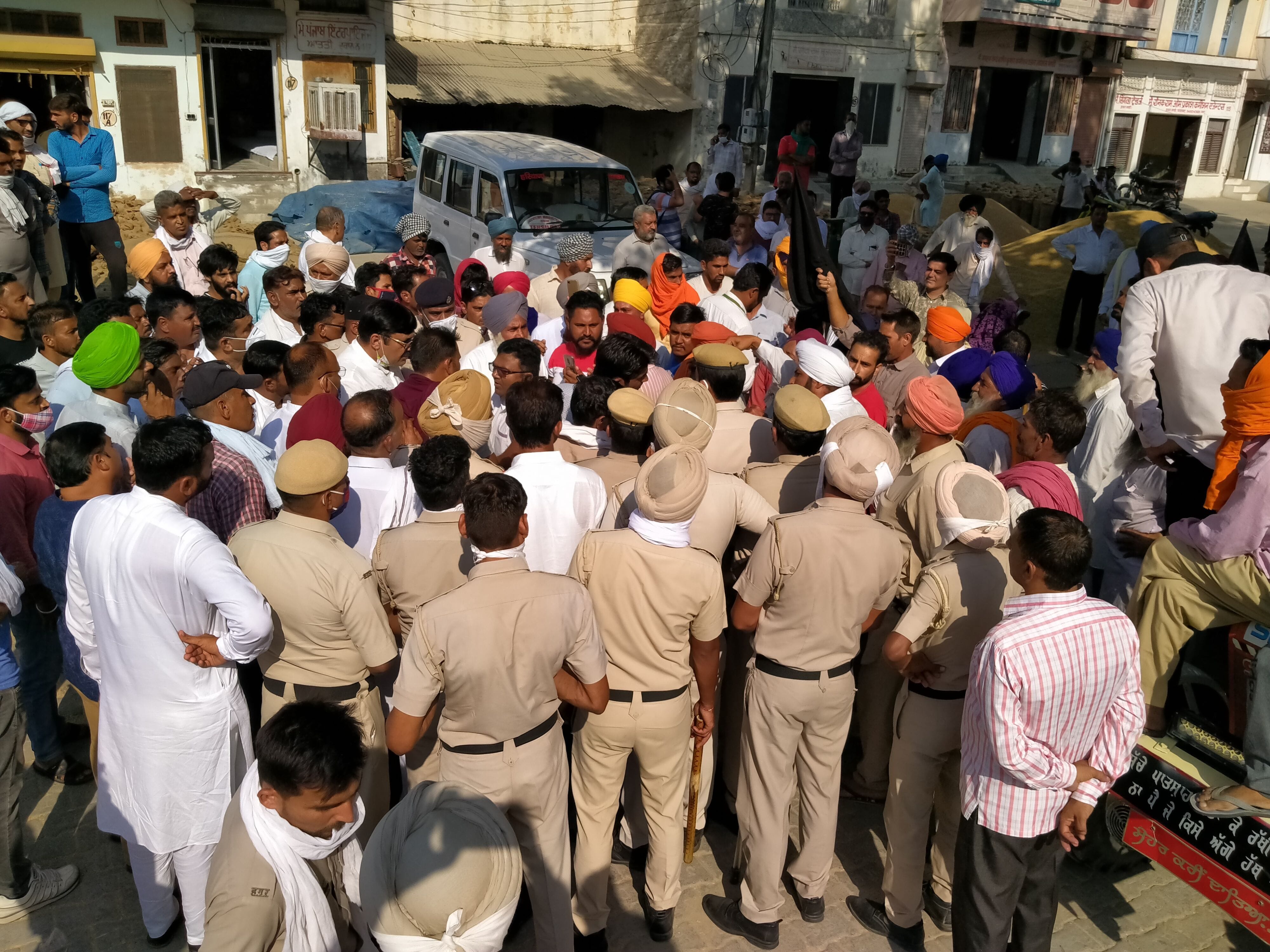 विधायक देवेंद्र सिंह बबली का घेराव करते हुए किसान । विधायक देवेंद्र सिंह बबली का घेराव करते हुए किसान ।