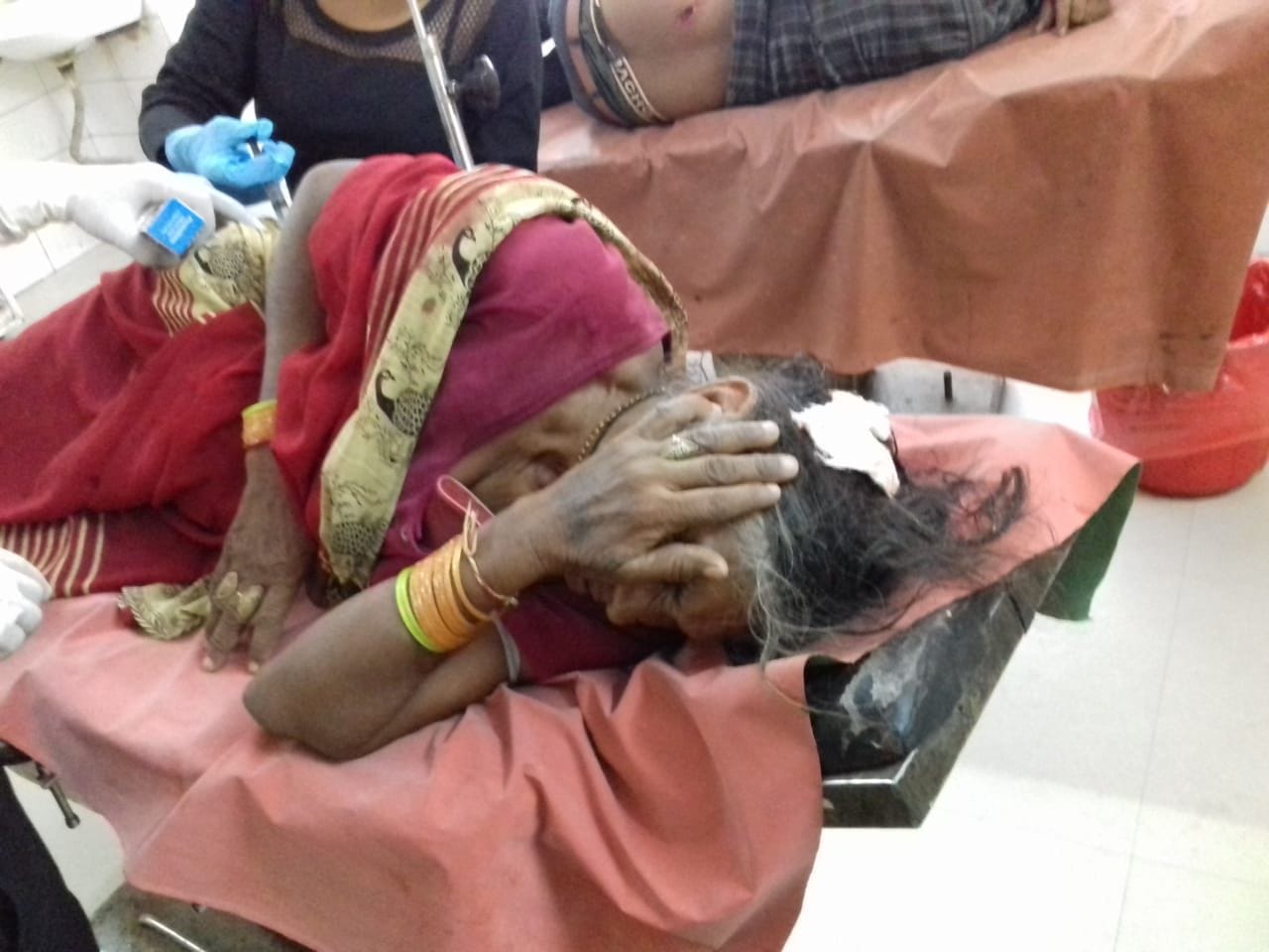 रिजोर के गांव मनसुख में मारपीट में हुई घायल माँ बेटी ।संवाद रिजोर के गांव मनसुख में मारपीट में हुई घायल माँ बेटी ।संवाद