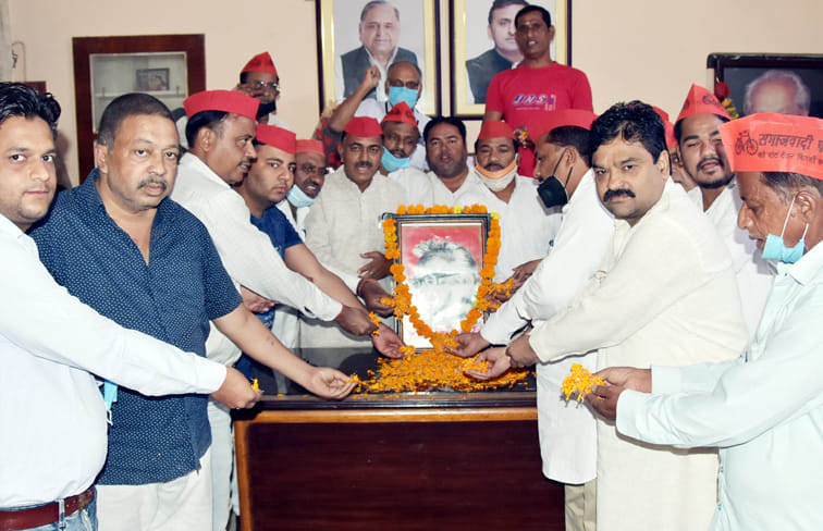 सपा के कैंप कार्यालय पर राम मनोहर लोहिया की पुण्यतीथि पर पुष्प अर्पित करते सपा नगर कार्यकर्ता सपा के कैंप कार्यालय पर राम मनोहर लोहिया की पुण्यतीथि पर पुष्प अर्पित करते सपा नगर कार्यकर्ता