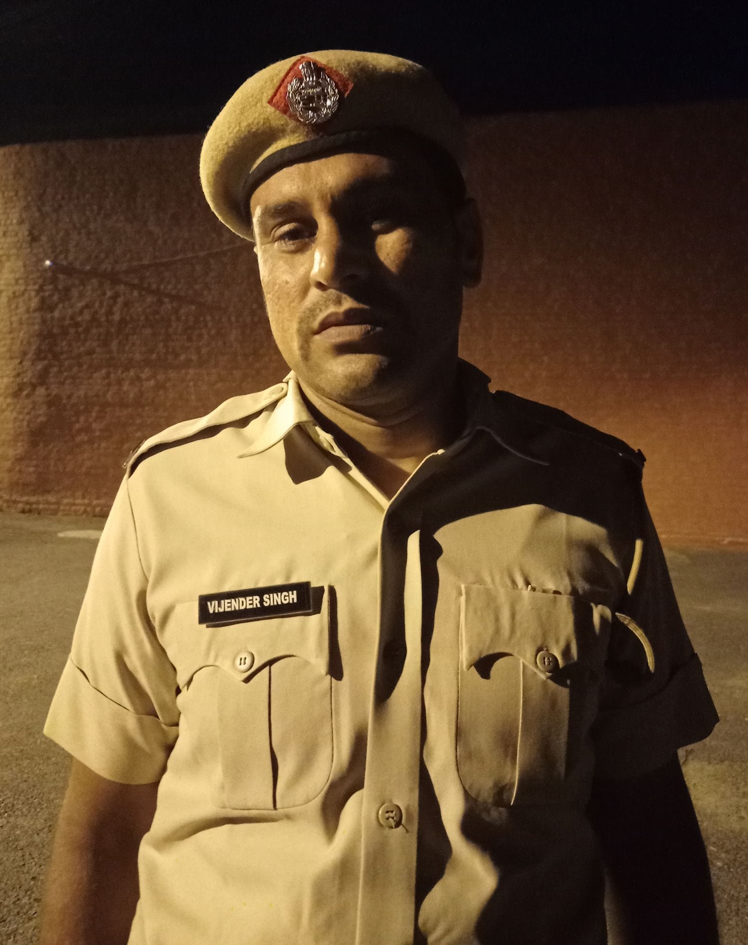 जानकारी देते हमले में घायल वार्डन विजेंद्र सिंह।