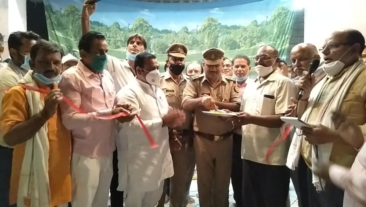 नानौता में श्रीरामलीला मंचन का उद्घाटन करते अतिथि।
