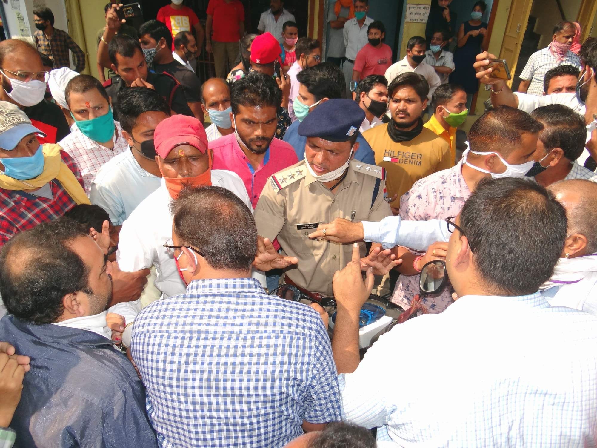 अतिक्रमण हटाने के दौरान झंडा चौक पर निगम की टीम से उलझते व्यापारी। अतिक्रमण हटाने के दौरान झंडा चौक पर निगम की टीम से उलझते व्यापारी।