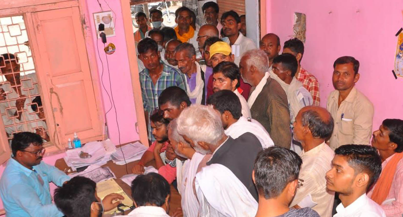 मंडी समिति परिसर स्थित यूपी कोआपरेटिव फेडरेशन लिमिटेड बिक्री केंद्र में खाद के लिए उमड़ी किसानो मंडी समिति परिसर स्थित यूपी कोआपरेटिव फेडरेशन लिमिटेड बिक्री केंद्र में खाद के लिए उमड़ी किसानो