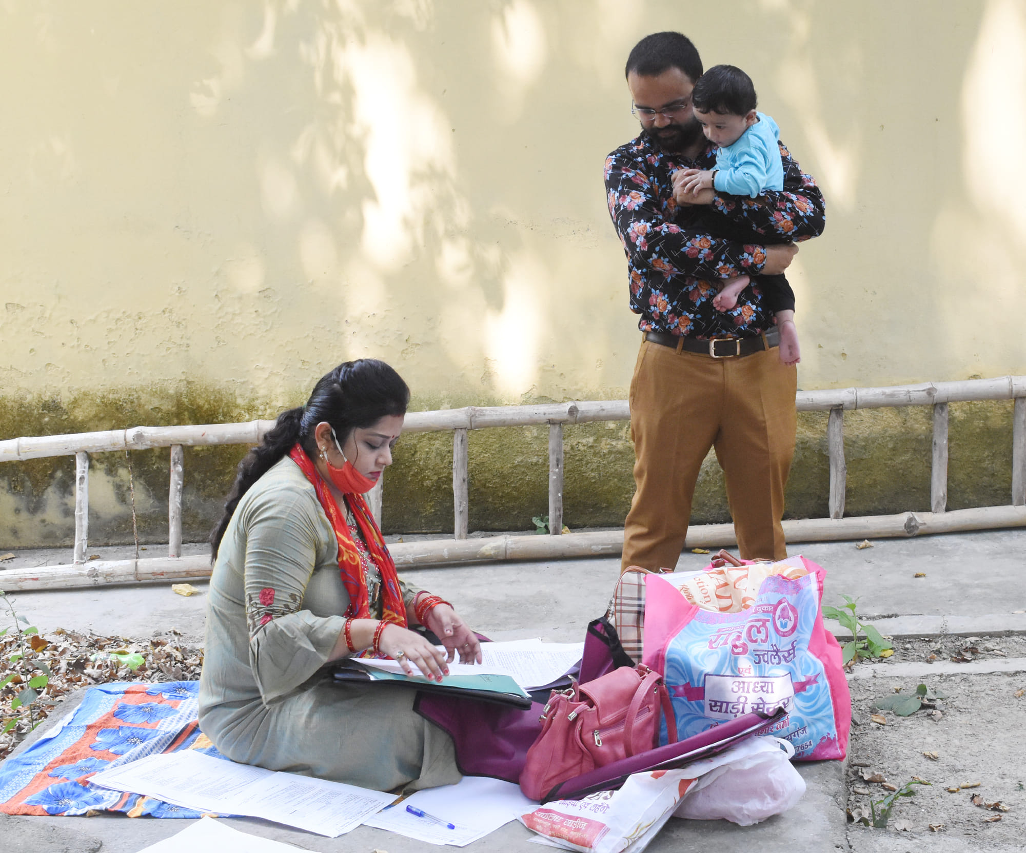 साथ आए परिजन के हवाले दुधमुहें को सुपुर्द कर काउंसिलिंग में जाने की तैयारी करती युवती। साथ आए परिजन के हवाले दुधमुहें को सुपुर्द कर काउंसिलिंग में जाने की तैयारी करती युवती।