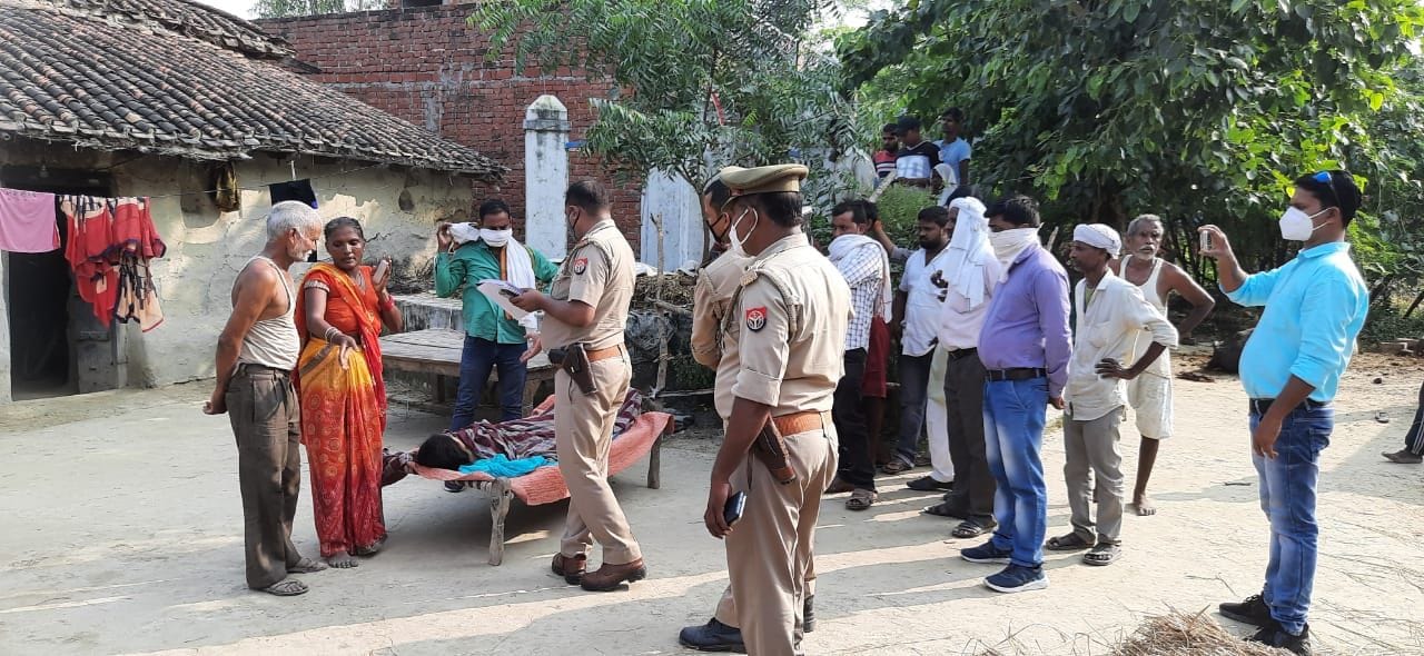 बाघराय के पवांसी गांव में किशोरी की मौत के बाद पहुंची पुलिस व जुटी भीड़। बाघराय के पवांसी गांव में किशोरी की मौत के बाद पहुंची पुलिस व जुटी भीड़।