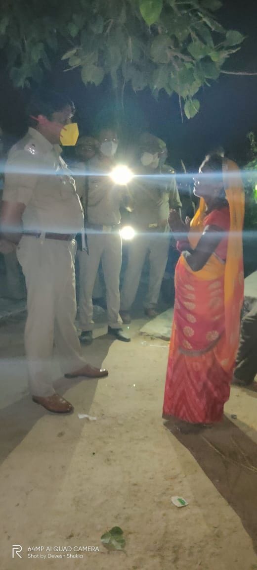 बाघराय के पवासी गांव में मृत किशोरी के परिजनों से पूछताछ करते एएसपी पूर्वी। बाघराय के पवासी गांव में मृत किशोरी के परिजनों से पूछताछ करते एएसपी पूर्वी।