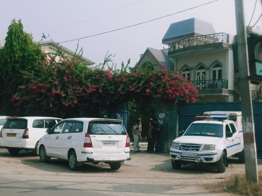 सहारनपुर-- गांव मिर्जापुर में बसपा के पूर्व एमएलसी के मकान पर जांच करने पहुंची ईडी की टीम के वाहन।